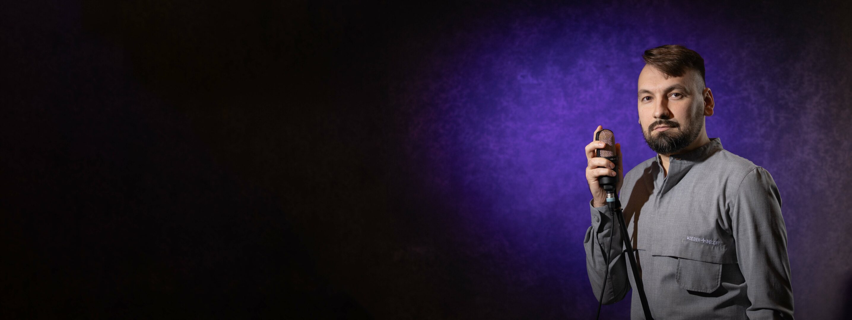 Nikita Gorbunov mit Mikrofon Banner_c-Valentin Gienger_2021